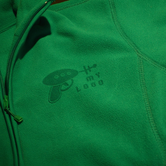 Laser gravering van logo's op fleece